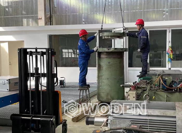 內(nèi)六角的大型油缸正在吊到工作位 內(nèi)六角的大型油缸正在吊到工作位