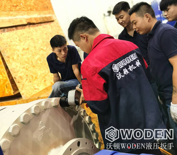 沃頓液壓扳手售前到用戶現場測量選型情景 沃頓液壓扳手售前到用戶現場測量選型情景