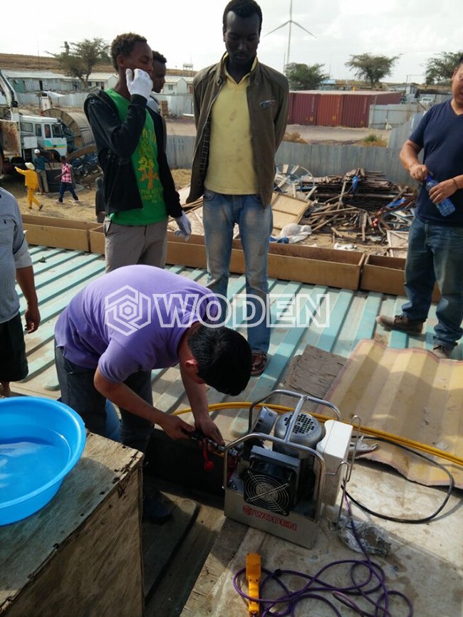 沃頓液壓扳手技術人員在非洲做售后情景 沃頓液壓扳手技術人員在非洲做售后情景