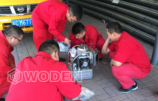 沃頓技術員正在往液壓泵中加油 沃頓技術員正在往液壓泵中加油