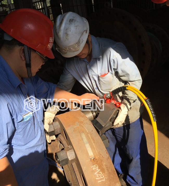 沃頓技術(shù)員指導(dǎo)用戶正確使用液壓扳手 沃頓技術(shù)員指導(dǎo)用戶正確使用液壓扳手