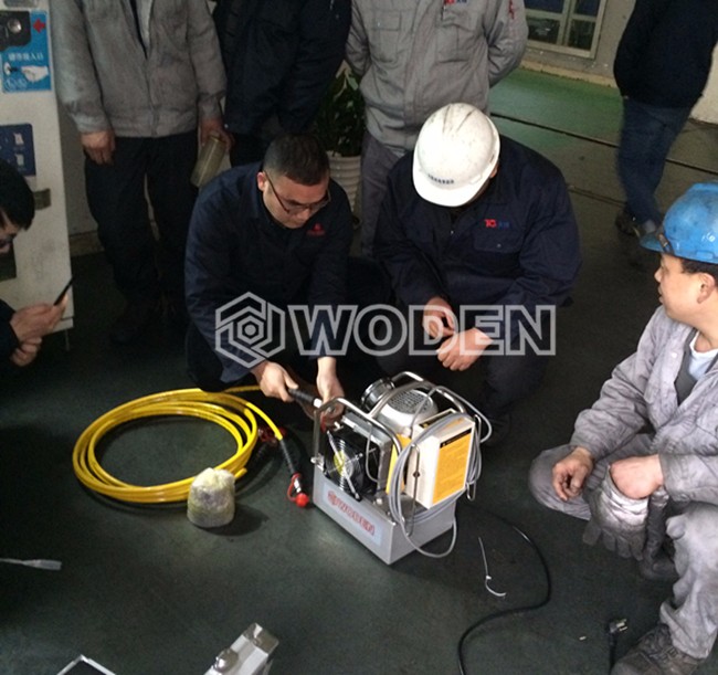 沃頓技術員現場檢查泵站接頭