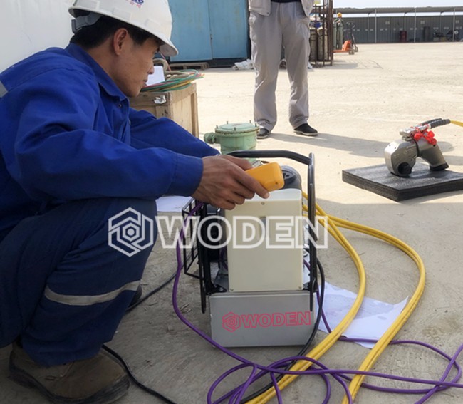 沃頓技術(shù)員現(xiàn)場(chǎng)調(diào)試液壓扳手泵 沃頓技術(shù)員現(xiàn)場(chǎng)調(diào)試液壓扳手泵