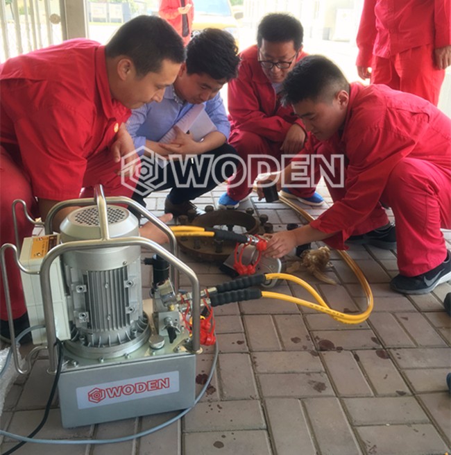 沃頓技術(shù)員使用液壓扳手進行同步預(yù)緊情景 沃頓技術(shù)員使用液壓扳手進行同步預(yù)緊情景