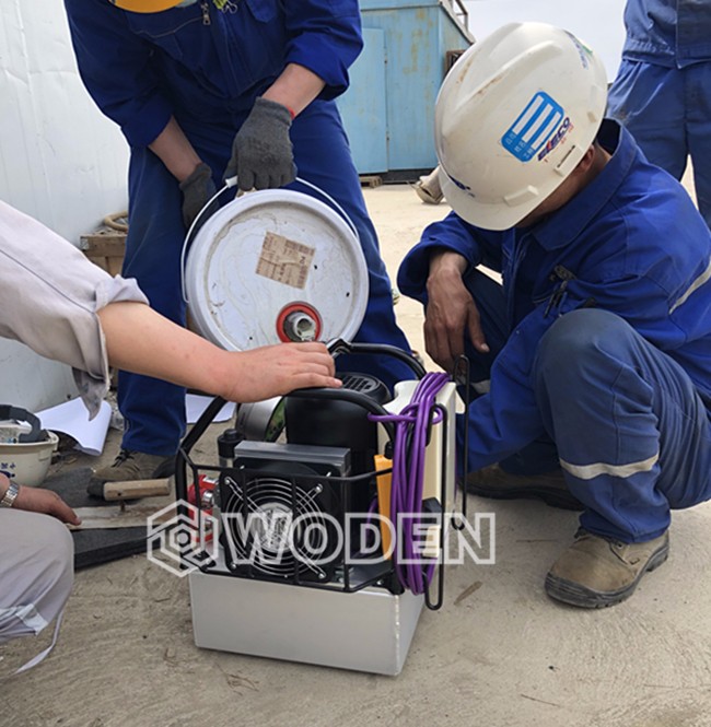 用戶正在往液壓扳手泵中加液壓油 用戶正在往液壓扳手泵中加液壓油