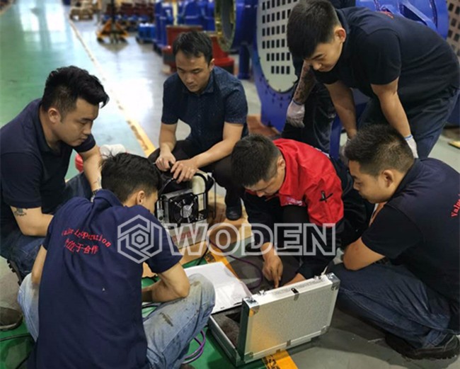 沃頓技術員指導用戶使用電動液壓扳手 沃頓技術員指導用戶使用電動液壓扳手