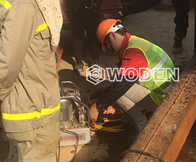 沃頓技術(shù)員現(xiàn)場(chǎng)檢查高壓軟管 沃頓技術(shù)員現(xiàn)場(chǎng)檢查高壓軟管