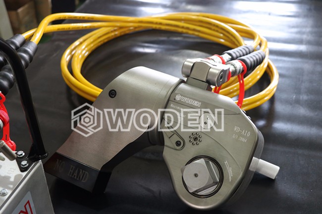 采用鋁鈦合金制成的沃頓驅(qū)動液壓扳手 采用鋁鈦合金制成的沃頓驅(qū)動液壓扳手