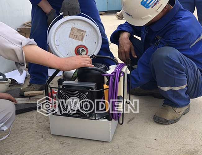 用戶正在更換液壓油 用戶正在更換液壓油