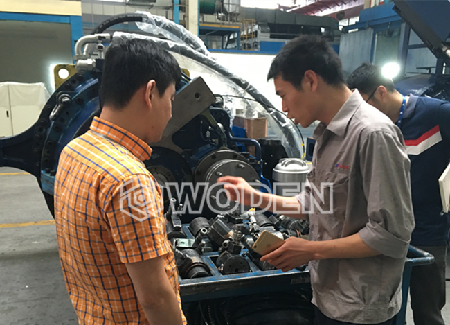 沃頓液壓扳手技術(shù)員正在檢查法蘭密封面 沃頓液壓扳手技術(shù)員正在檢查法蘭密封面