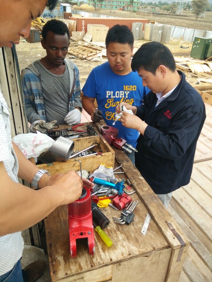 沃頓機(jī)械技術(shù)人員在非洲現(xiàn)場(chǎng)售后情景 沃頓機(jī)械技術(shù)人員在非洲現(xiàn)場(chǎng)售后情景